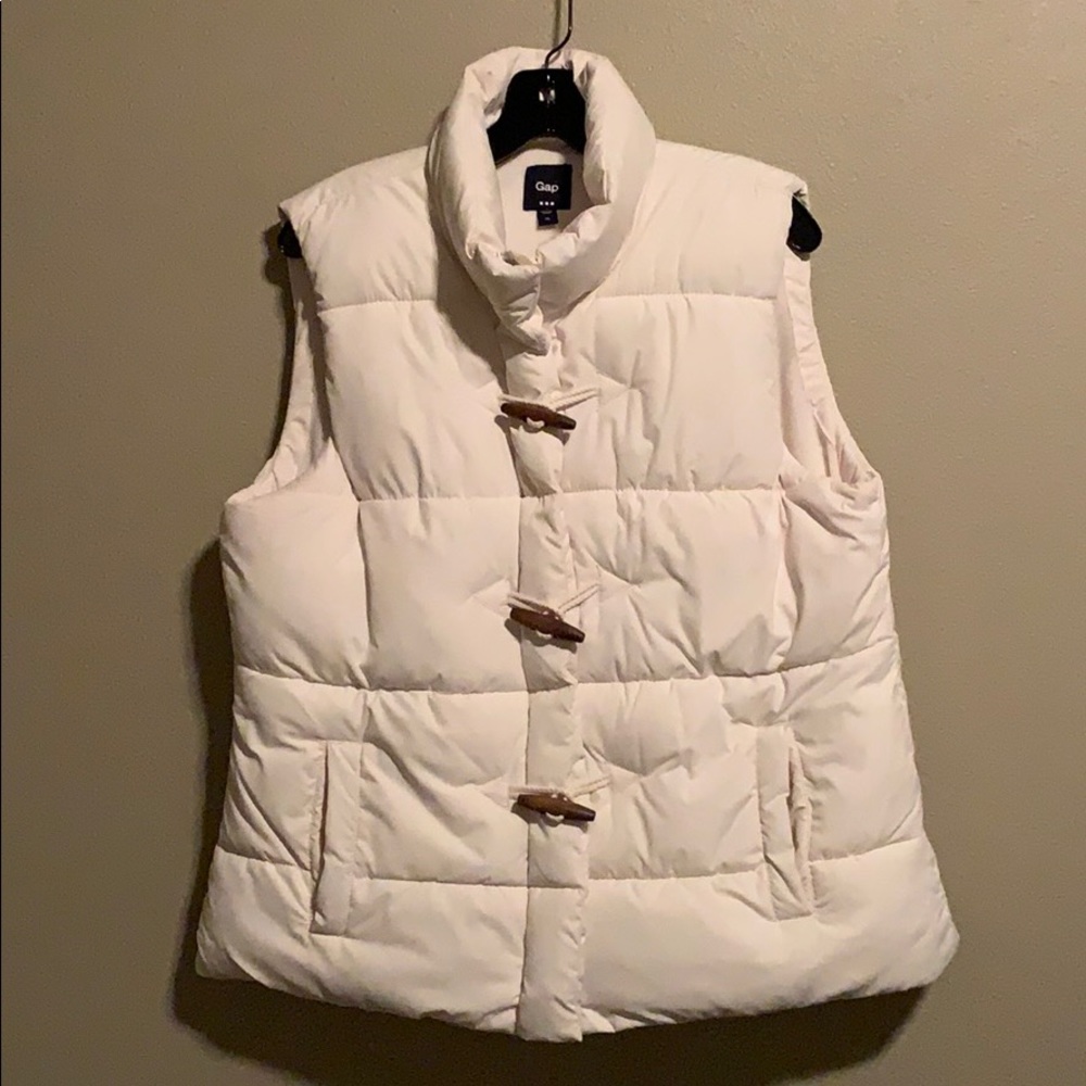 Gap women’s off white toggle puffer vest XL